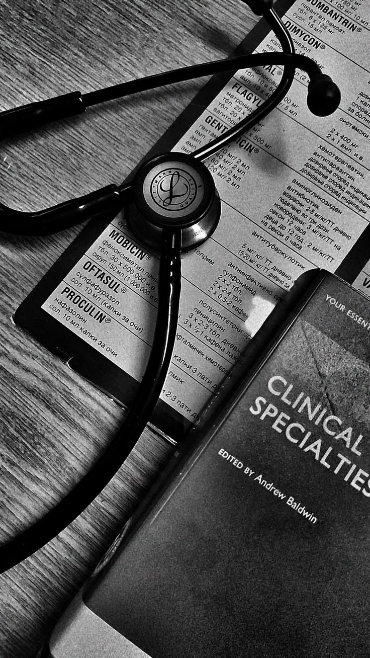 Stéthoscope posé sur un ouvrage de spécialités cliniques